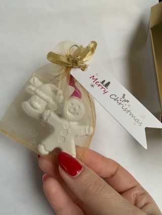 Upominek w złotym woreczku